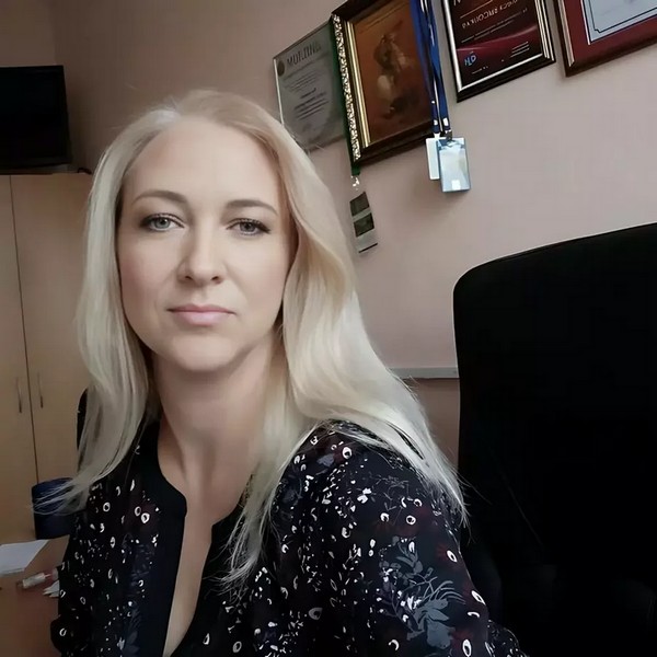 Алеся Высоцкая на фоне ўласных рэгалій. Фота: яе сацсеткі