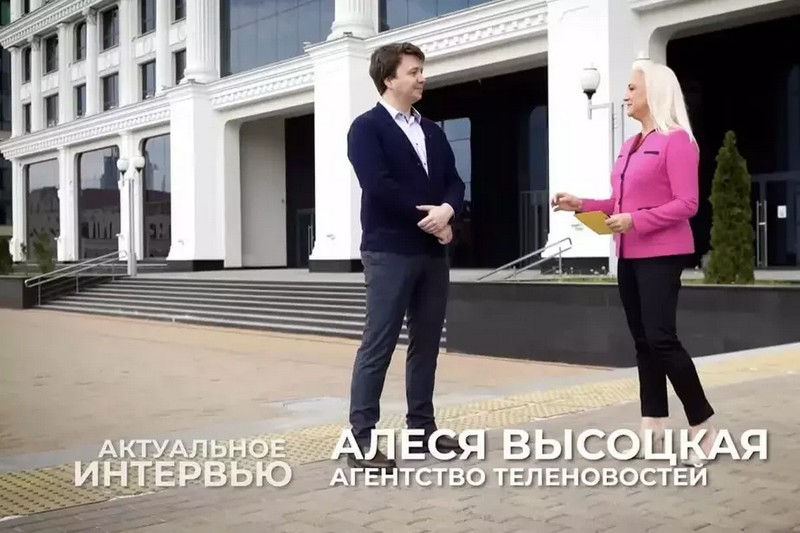 Алеся Высоцкая вядзе інтэрв'ю з Раманам Пратасевічам. Скрыншот з канала БТ