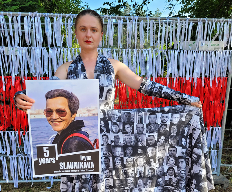 Яна Шостак у знакамітай сукенцы, на якой фотапартрэты палітзняволеных