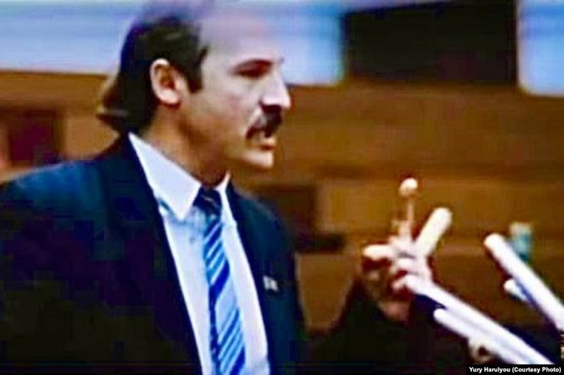 Фрагмэнт зь фільму Юрыя Гарулёва і Аляксандра Лукашука «Дэпутаты»