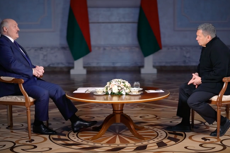 Александр Лукашенко дает интервью российскому пропагандисту Владимиру Соловьеву, февраль 2022 года. Фото: скриншот видео