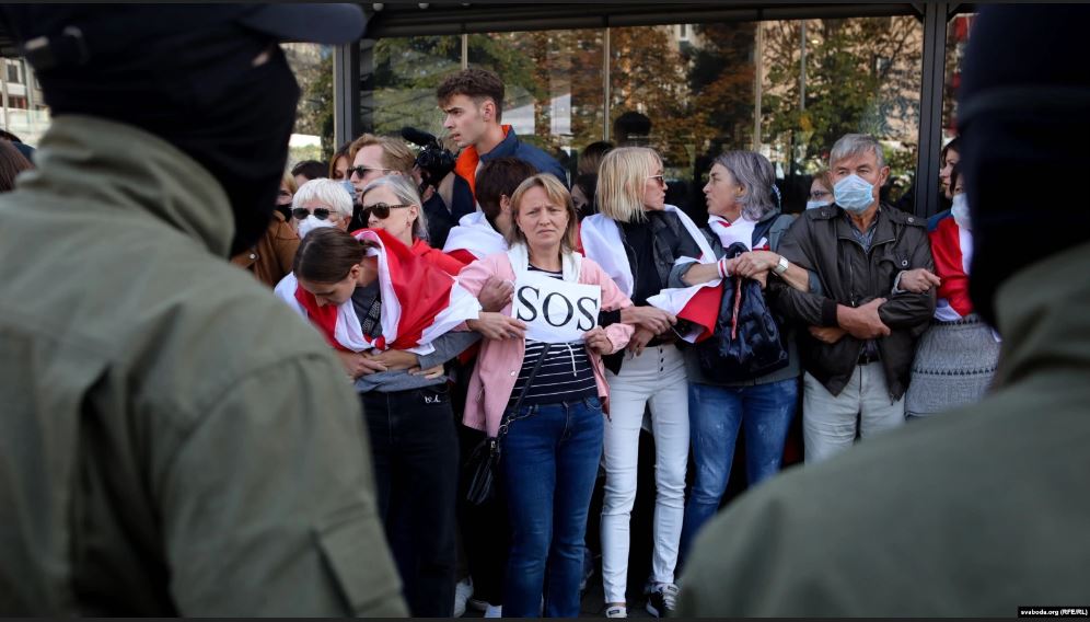 Ілюстрацыйнае фота. Здымак, зроблены з-за сьпінаў сілавікоў падчас адной з акцый пратэсту ў Менску, верасень 2020 году Photo: svaboda.org (RFE/RL)