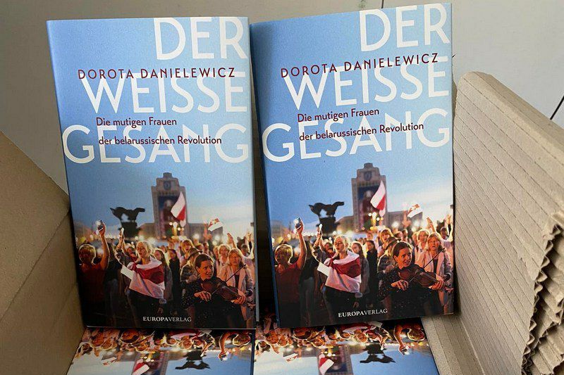Кніга "Белы спеў" з'явілася ў кнігарнях Германіі 27 траўня. Фота з Фэйсбуку гераіні