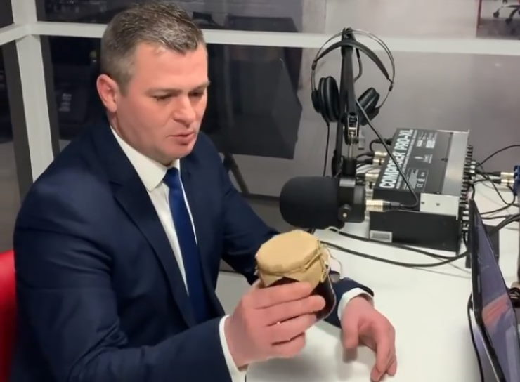 На эфир глава пресс-службы гродненской милиции Евгений Дудко пришел с баночкой малинового варенья