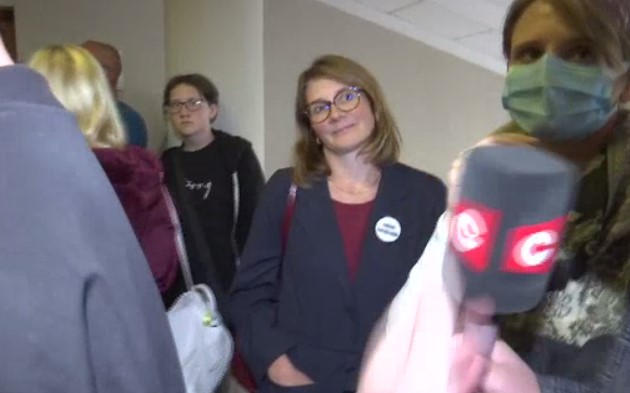 Эвеліна Шульц (на фота ў центры) ля дзвярэй залы суда. Фото: "Зеркало", скрыншот відэа