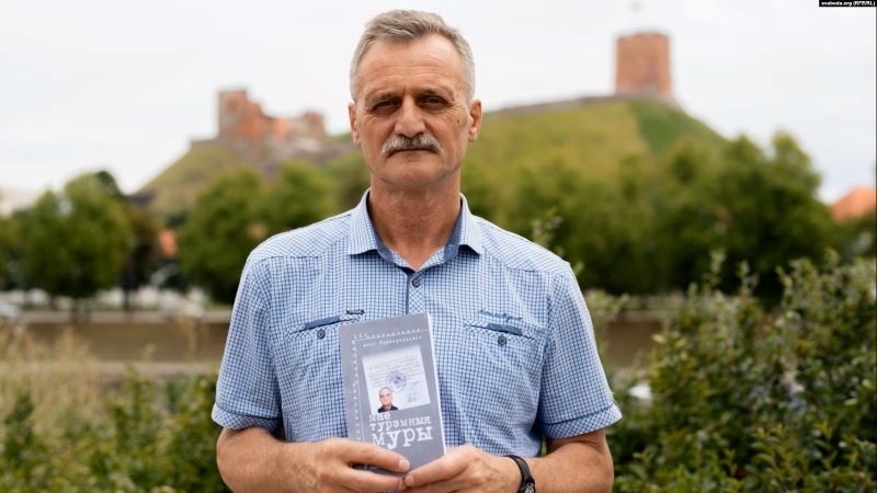 Алег Грузьдзіловіч з кнігай «Мае турэмныя муры», Вільня, ліпень 2023