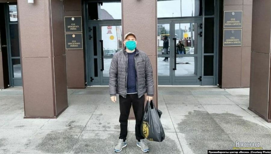 Зьміцер Андрасюк перад пачаткам суду ў Берасьці.