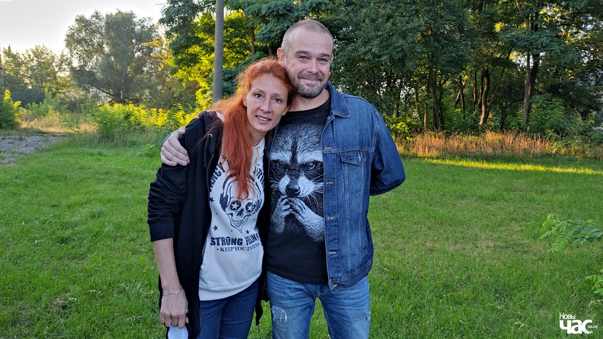 Дзмітрый з жонкай Кацярынай пасля вызвалення. Фота Дзіяны Серадзюк