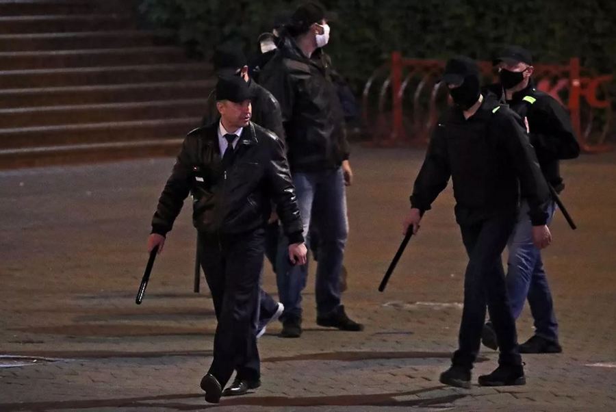 Архіўная фатаграфія. Кіраўнік ГУБАЗіК Мікалай Карпянкоў падчас пратэстаў 23 верасня ў Мінску. Фота: Наталля Фядосенка / ТАСС