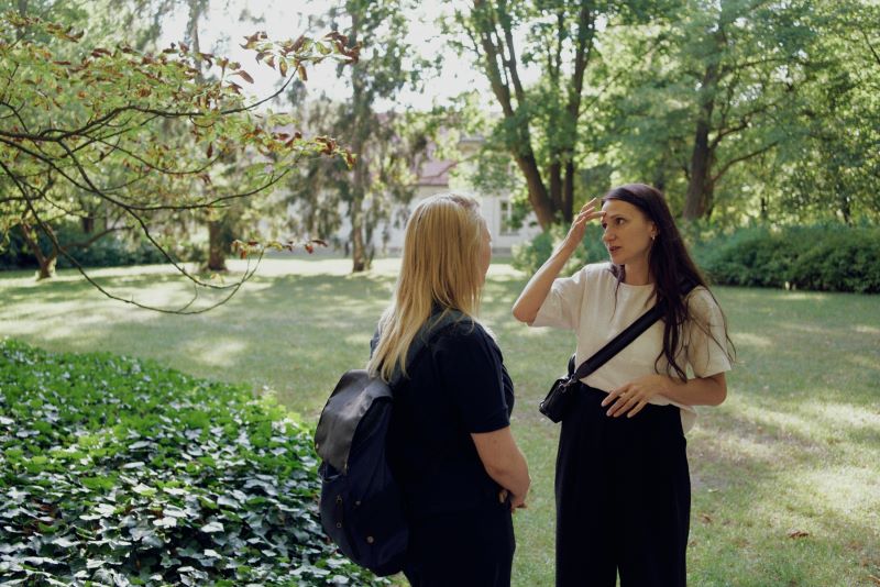 Журналістка Паліна Часноўская і Вольга Кулікоўская. Фота Кацярыны Ігнашэвіч