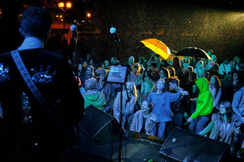 Святкаванне 100-годдзя Купалаўскага тэатра ў Аляксандраўскім скверы. Фота: са старонкі Купалаўскага тэатра ў Фэйсбуку