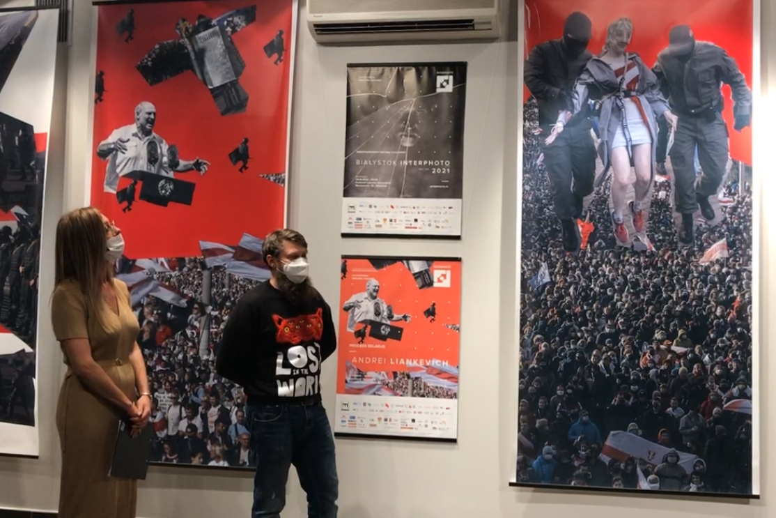 Скрыншот з відэа з адкрыцця выставы