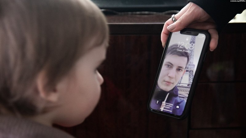 Паулина смотрит на фотографию своего отца Игоря Лосика. Фото: Радио Свобода