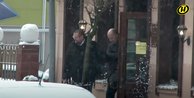 Встреча польского дипломата с Андреем Поротниковым, как утверждает гостелеканал, была зафиксирована в 2016 году. Скриншот фильма ОНТ