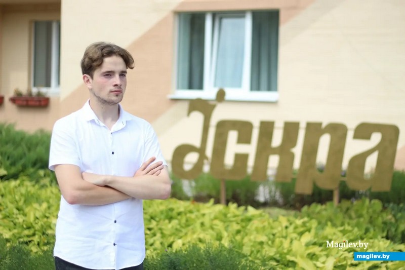 Молодой специалист, по образованию журналист, выпускник МГУ имени А.А. Кулешова, Виталий Руцкий только что приехал на свое первое место работы в чаусскую газету "Искра". Назначен на должность собкора. Фото из архива героя материала