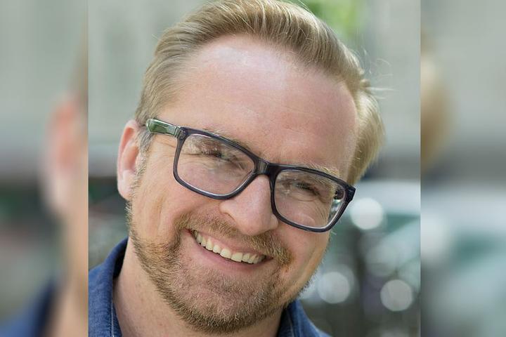 Перестал выходить на связь известный журналист и блогер Виктор Малишевский. В его квартире — ДФР