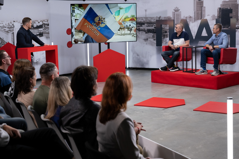 Падчас запісу ток-шоу «План: Б». На здымку справа – журналіст цэнтру «Дасье» Дзяніс Караткоў і афіцэр запасу Літвы Дарус Антанайціс. Фота: Waldemar Dowejko