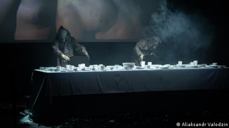 Премьера спектакля "Koniec Półświni" прошла в театре TR Warszawa. Фото: Aliaksandr Valodzin