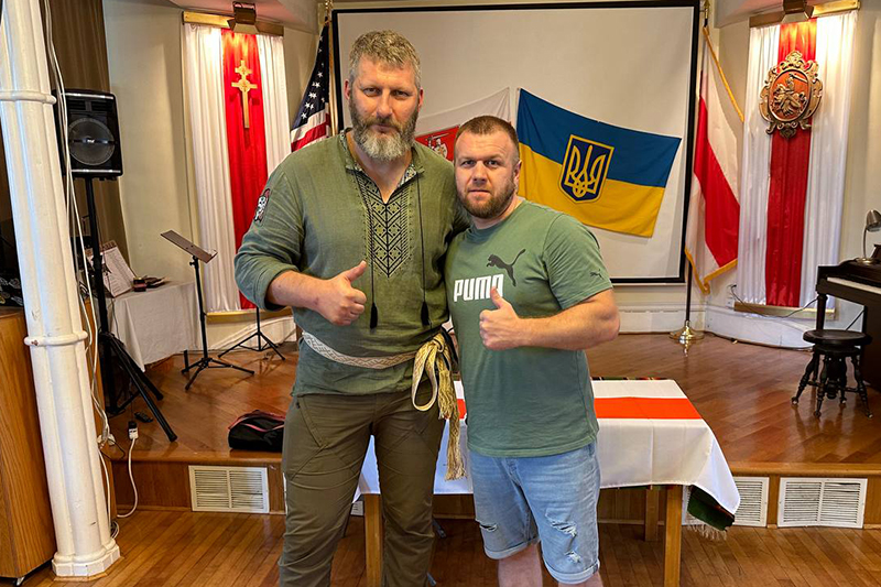 З ваяром палка Каліноўскага «Дзядзькам» (Паўлам Шурмеем). Фота: з асабістага архіва журналіста