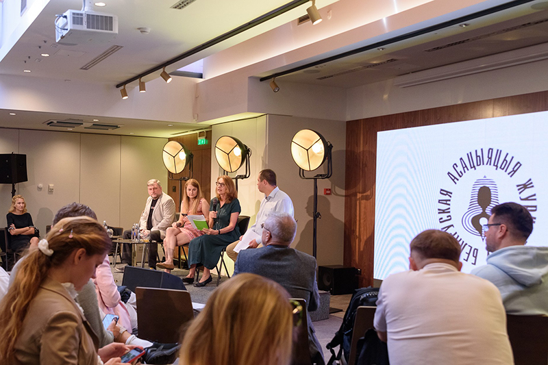 Рэната Шродар (з мікрафонам). Фота: БАЖ