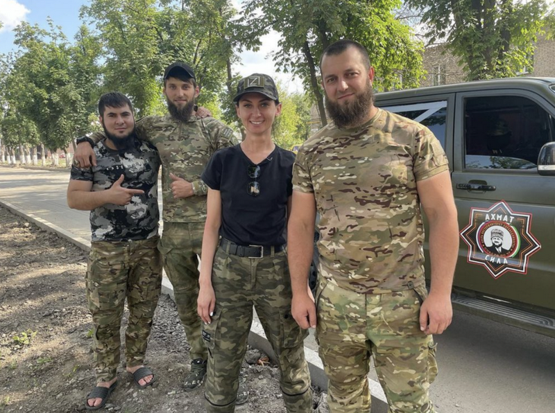З чачэнскім спецатрадам «Ахмат» у акупаванай Валнавасе, чэрвень 2023 года. Фота: інстаграм Лебедзевай