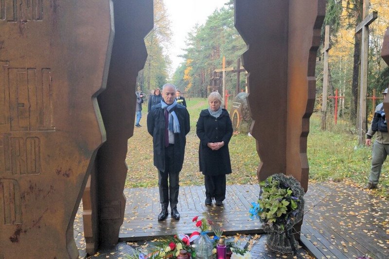 Дипломаты в Куропатах. Фото: EUinBelarus / facebook.com