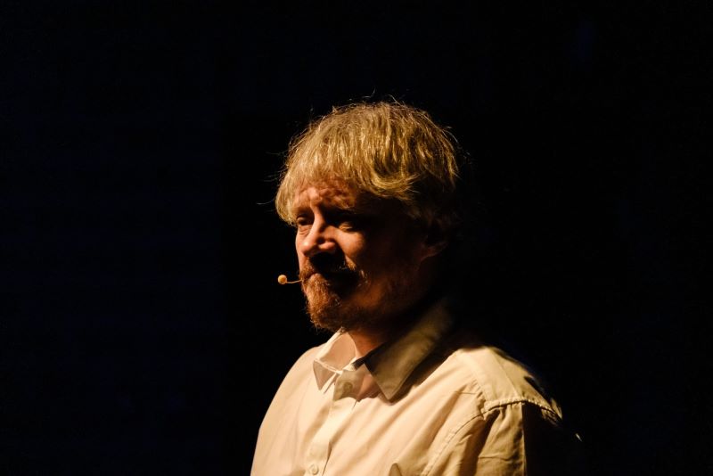 Рэжысёр Андрэй Саўчанка падчас прэм’еры спектакля «Святло ў цемры». Фота: Bartek Warzecha