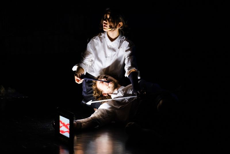 Сцэна са спектакля «Святло ў цемры». Фота: Bartek Warzecha