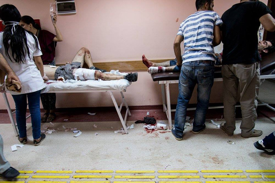 Даже после ранения фотограф продолжал работать в больнице. Фото: Ян Шмидт-Уитли