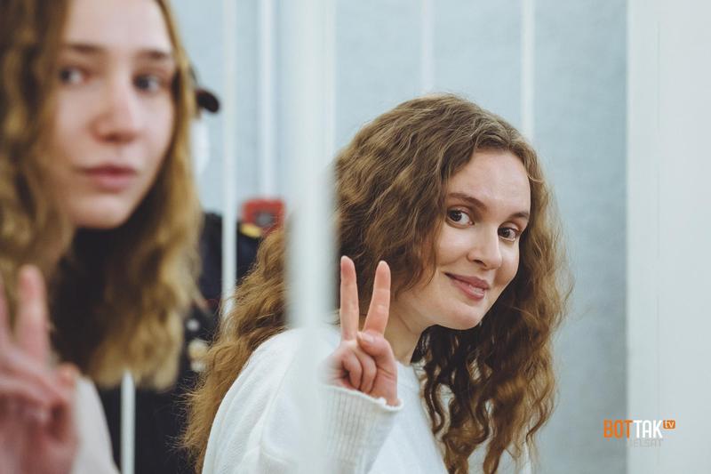 9 лютага 2021 года. Аператар і журналістка "Белсата" Дар'я Чульцова і Кацярына Бахвалава (Андрэева) у першы дзень разгляду крымінальнай справы. Фота: АВ / Белсат / Vot Tak TV