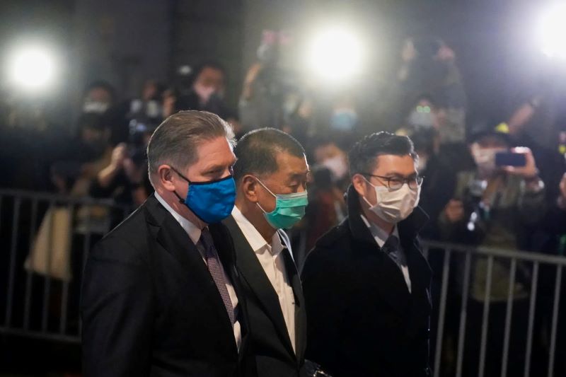 Джимми Лай (в центре) выходит из зала суда со своими адвокатами, Гонконг, 23 декабря 2020 года. (AP Photo/Kin Cheung)