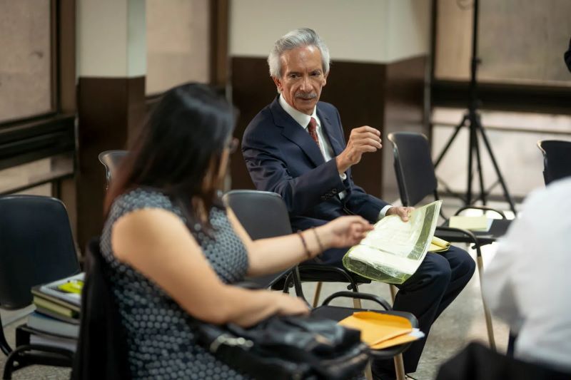 Журналист Хосе Рубен Самора беседует с адвокатом в зале суда во время слушания по обвинению в отмывании денег, Гватемала, 2 мая 2023 года. (AP Photo/Santiago Billy)