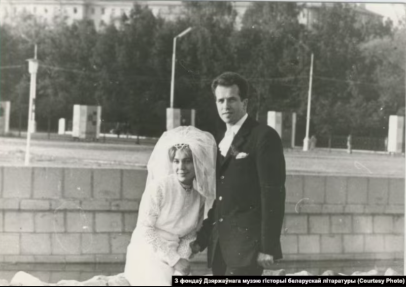 Разам з Сяргеем Панізнікам. Фота: з фондаў Дзяржаўнага музею гісторыі беларускай літаратуры.