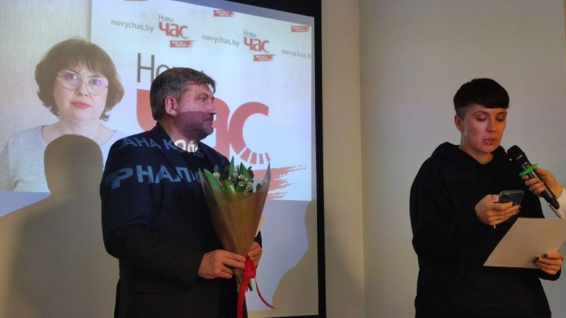 Праваабарончую прэмію журналісту года-2022 уручае старшыня БАЖ Андрэй Бастунец. Фота: «Новы час»