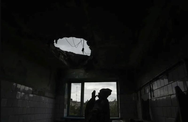 Жанчына паказвае сваю кватэру ў Ізюме / Associated Press