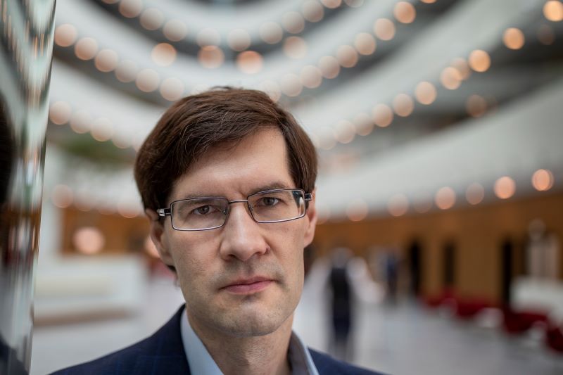 Адвокат Сергей Зикрацкий в офисе, Вильнюс (Литва), 19 мая 2021 года. (AP Photo/Mindaugas Kulbis)