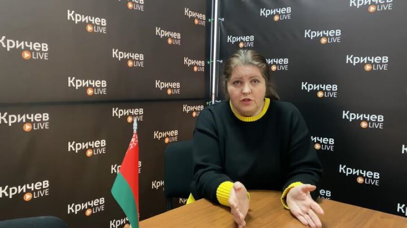 Главред «Кричевской жизни» Анна Мармузевич рассуждает о «голой вечеринке» в России. Скриншот: YouTube / krichevlive_video