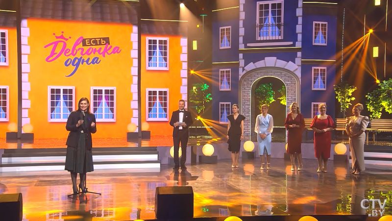 Финал шоу «Есть девчонка одна», выступает пресс-секретарь Лукашенко Наталья Эйсмонт (слева). Победительница Юлия Стефанович третья слева. Скриншот: YouTube / CTVBYvideo
