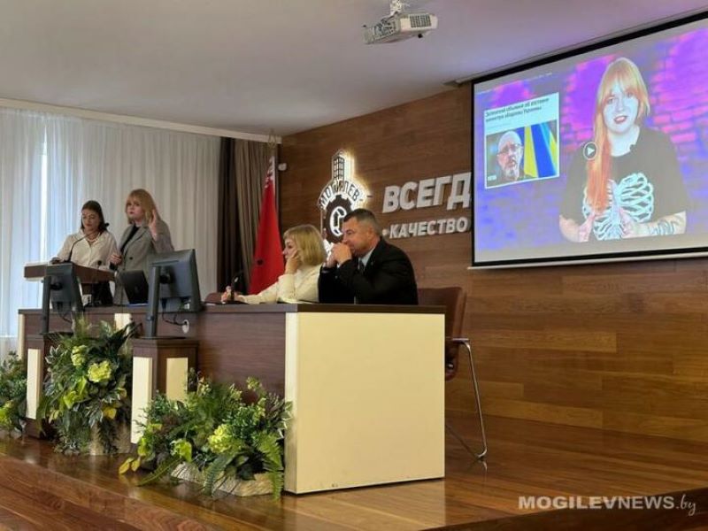 Корреспондентки Mogilevnews.by Ксения Буглак (слева) и Кристина Бармуцкая (вторая слева) на выступлении перед коллективом предприятия «Могилевлифтмаш», октябрь 2023 года. Фото: «Могилевские ведомости» / Сергей Лосев