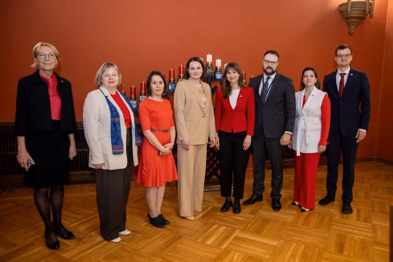 Святлана Ціханоўская разам з прадстаўнікамі латвійскай дэпутацкай групы падтрымкі дэмакратычнай Беларусі