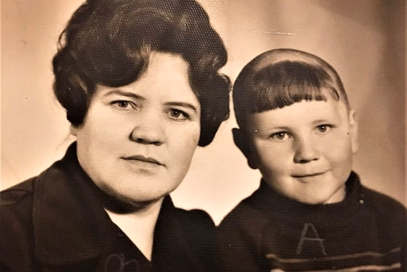 Аляксей Дзікавіцкі з мамай