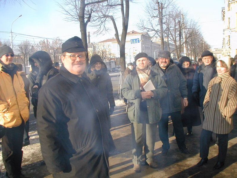 Развітанне з Віктарам Івашкевічам перад адпраўкай журналіста на «хімію»