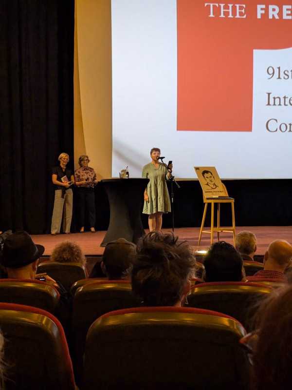 Пустое крэсла Анджэя Пачобута на Кангрэсе Міжнароднага ПЭНа  