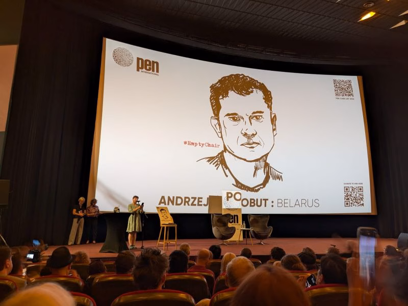 Пустое крэсла Анджэя Пачобута на Кангрэсе Міжнароднага ПЭНа  