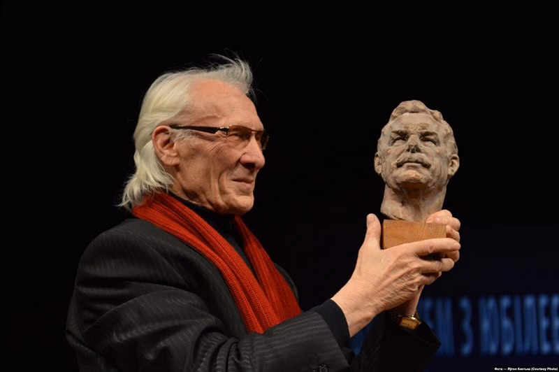 Скульптар Іван Місько зь бюсьцікам актора Генадзя Аўсяньнікава