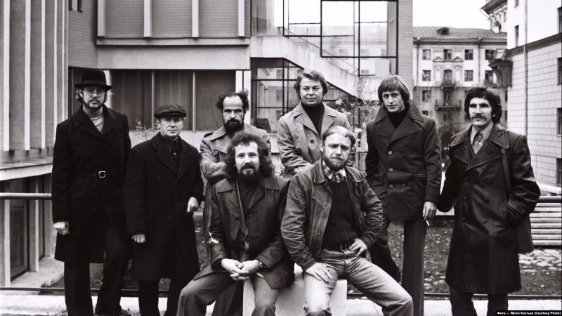 Колер 1970-х. Сядзяць: Мікалай Селяшчук і Мікалай Ісаёнак. Стаяць: Мікола Купава, Міхаіл Рагалевіч, Уладзімер Александровіч, Уладзімер Тоўсьцік, Валеры Славук, Уладзімер Савіч