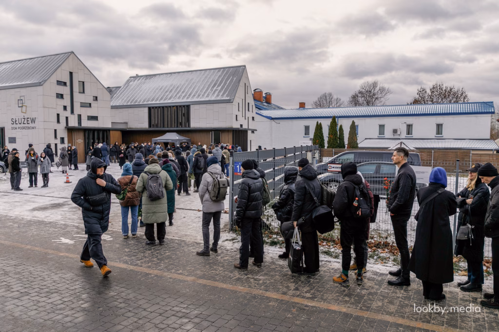 Чарга ў чаканні развітання з Мікітам Мелказёравым